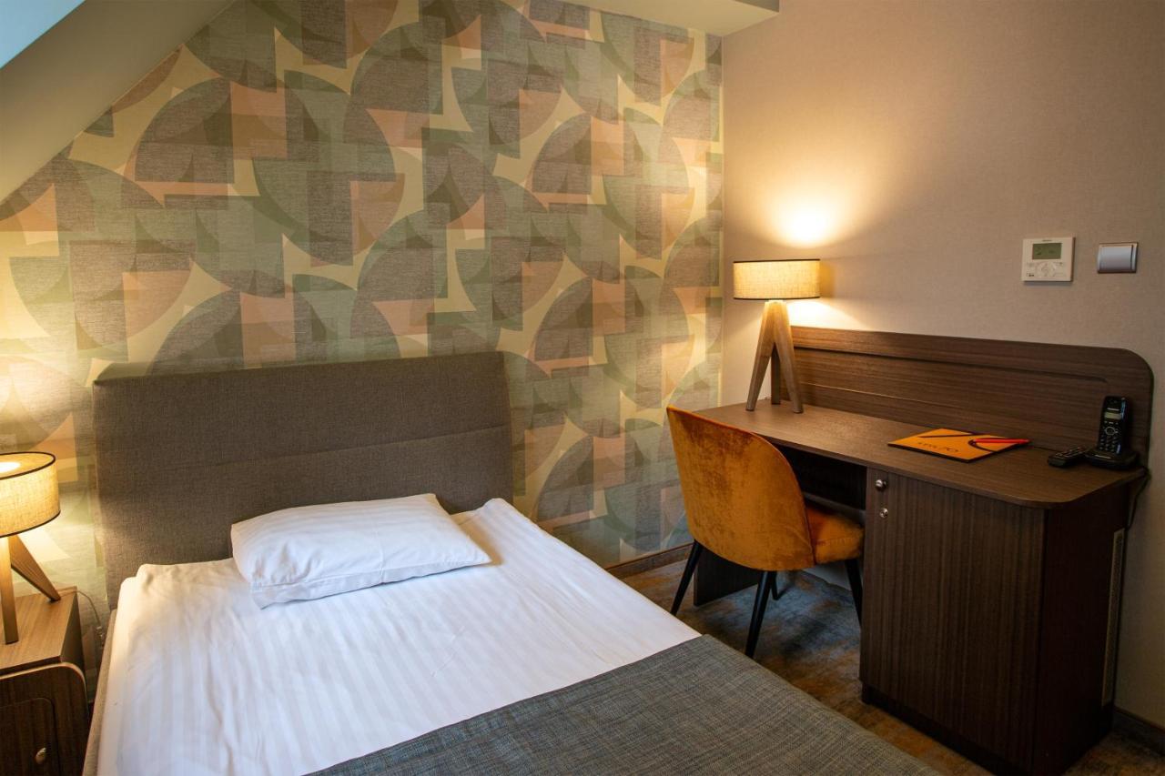 Hotel Styl 70 Pszczyna Exteriör bild