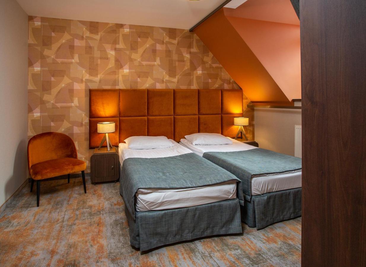 Hotel Styl 70 Pszczyna Exteriör bild